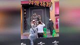 带小海绵现身环球影城，与威震天合影却被怼你是一个普通人
