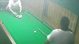 台球讲究的是技巧，这样的杆法你见过吗有点隔山打牛的意思