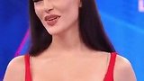 欧冠美女主持回来了！红色吊带长裙尽显完美身材