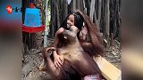 《小美人鱼》女主访问动物园，穿着性感与猩猩合影遭嘲笑-像探亲