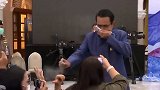 以后不这样做了！泰国总理回应用酒精喷洒记者：只是开玩笑