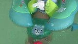 小宝宝游泳技术太厉害了，小腿来回蹬着，萌翻了