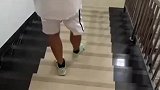 男子崴伤跳着下楼，却将另一只脚也崴伤