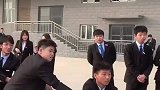 两边进行拔河比赛，小哥这是搞攀爬呢