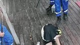 女子走木桥，不料木桥腐朽腿卡进缝隙，消防员紧急营救