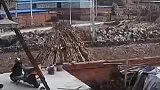 男子下梯子时直接落地，真是又惊又喜