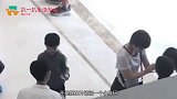 肖战片场逗小孩玩，一旁杨紫满脸憨笑