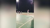 篮球-18年-变相虐狗的操作 男子举高高女友助其投篮成功-花絮
