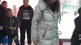 婆婆跟别人吵起来了，并且全都是用他那蹩脚的英文，我在旁边都丢人！