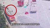 轮胎高速上失控狂奔，冲进服务区意外撞飞女子致其身亡，官方通报