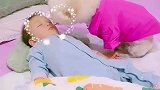 狗狗偷亲熟睡的小主人，还贴心给其盖被子