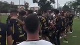 女儿被球砸！内马尔带队“复仇群殴”肇事保安