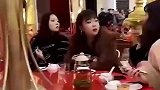 女子掀开伴娘的衣服，发现伴娘竟然有大满背