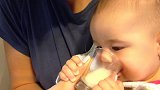 宝宝从小就用杯子喝奶，现在已经驾轻就熟，小嘴的动作超可爱
