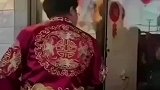 伴娘不肯打开房门，新郎气得将窗户砸碎