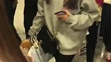 杨超越不露大长腿，乖乖女打扮现身机场，萌萌惹人爱