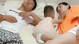 爸爸和妈妈假装睡着，看看宝宝是什么反应，结果自己玩的更开心了