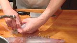 日本大厨现场处理鱿鱼，去皮切成条，拌酱生吃太过瘾！