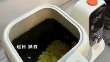 美味诱惑女子展示新买的炒菜机，每道菜品让人垂涎欲滴