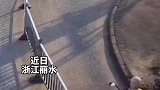 电动车侧翻母女被压无法动弹，短短几秒冲出四个人