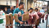 包立春卖完猪肉，回家帮桃子姐烧火，做一盘土豆烧牛肉，美滋滋