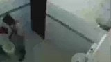厕所掉下来一个假人，男子被吓都厕所都不上了