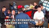 光头大哥看到跛脚男孩，给装满满一盒肉，男孩跪谢大哥一个举动引怒赞