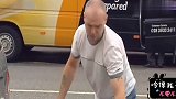 国外爆笑街头恶搞：老太太打出租，搬不完的行李箱出租司机很无奈