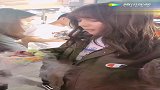 这个小姐姐吃的是什么呢？怎么还冒烟呢？