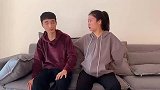 乡下母亲来儿子家住一晚，儿媳主动腾床打地铺，隔天翻开床铺泪目
