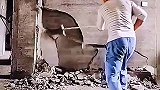 砸墙神操作，不愧是高手啊