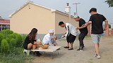 俩女人同时卖面，一个干净一个邋遢，收入却大不相同