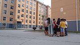 小伙的车被偷后又哭又闹，男子好心劝解结果却被打脸