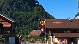 我开车经过一个迷人的瑞士小村庄，没有国际游客去过