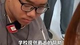 男孩以口执笔圆梦大学，学校的做法暖心了