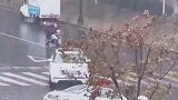网友拍下的奇葩车祸现场，都这样了还不熄火吗