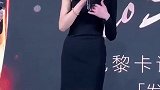 氧气美女张钧甯外国人都抢着跟她合影，高级的美