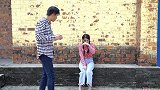 女孩考上大学没钱读，好心小伙倾囊相助她，四年后好运来了