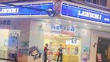 精神小伙街边拍视频，女朋友积极配合