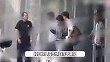 贾玲穿搭休闲现身办公园区，身材纤瘦步伐轻盈，身材保持超好
