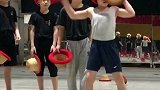 六名少年排练杂技草帽，配合默契动作超丝滑