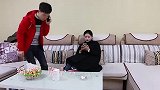父亲让儿子回老家过年，儿媳却刚到家就要走，邻居做法让人感动