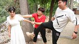 儿媳5年不怀孕，被婆婆和丈夫丢塘边，5年后儿媳抱孩子回来