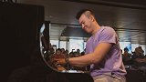 英如镝大显身手弹奏著名钢琴曲 旋律婉转悠扬让人陶醉