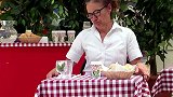 爆笑恶搞：大晴天穿雨衣恶作剧，路人表示怀疑人生！