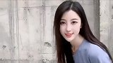 女神一般的萌妹子，她这摇摆一下的样子，够可爱吗
