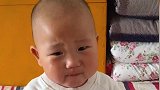 姥姥不抱小宝宝，接下来宝宝伤心的不得了，这表情好让人心疼！