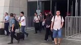 女友故意说不去接，结果嗓子快咳废了才发现