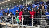 老乡见老乡！乌兹球迷客场助威上港 艾哈赛后送球衣合影