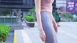 穿紧身裤的美女身材真好看，曲线很完美